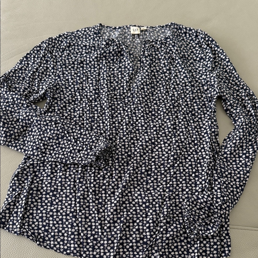GAP Women's Navy and White Patterned Blouse